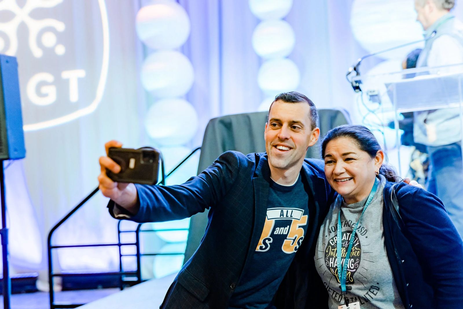 Andrew Sharos taking a selfie with a conference attendee